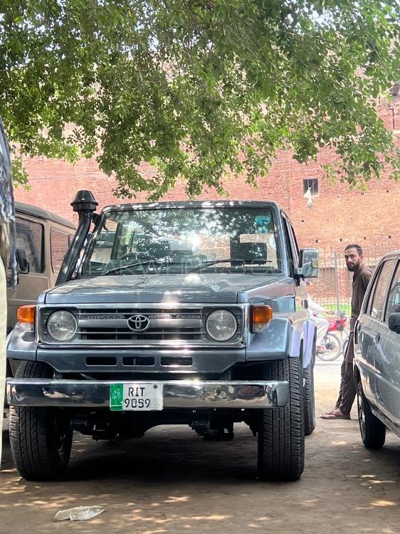 ٹویوٹا لینڈ کروزر - 1991 FJ70 Image-1