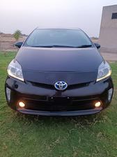 Toyota Prius S LED Edition 1.8 2013 for Sale in Bhakkar