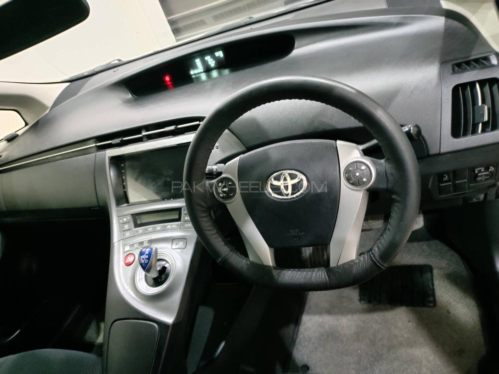 Toyota Prius 2012 for Sale in Lahore Toyota Prius 2012 for Sale in Lahore Image-12