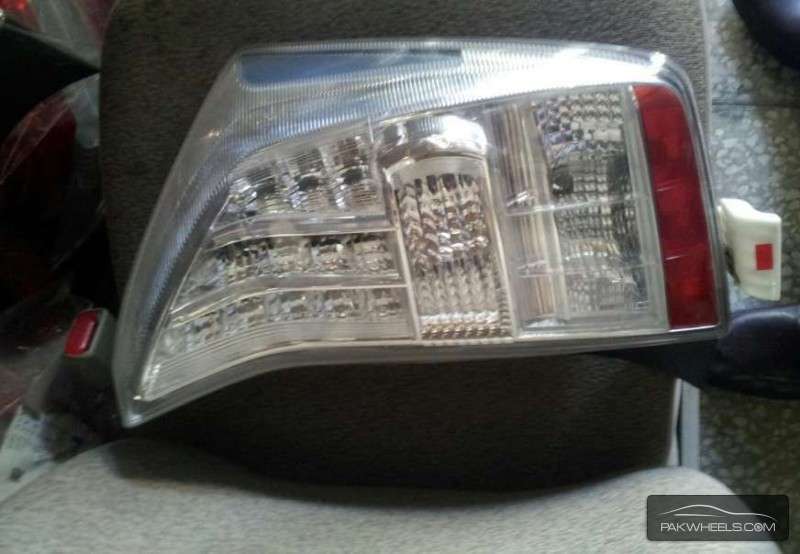 Prius head and break light for sale Image-1