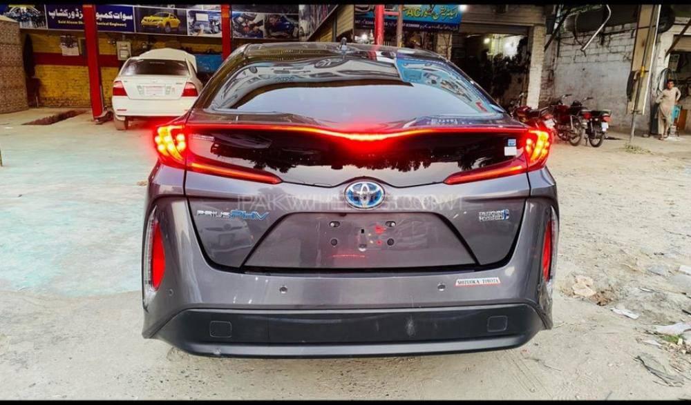 Toyota Prius 2018 for Sale in Kamra Image-1