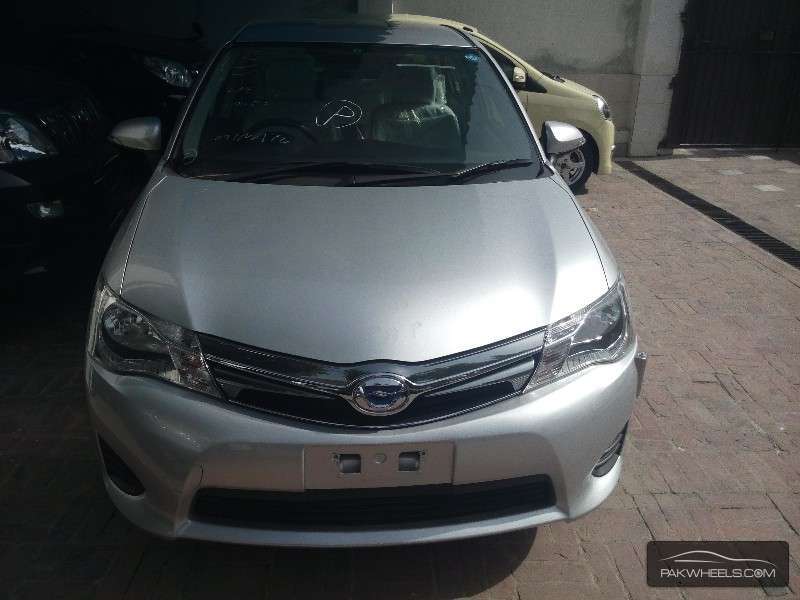Toyota Corolla Axio 2013 for Sale in Multan Image-1
