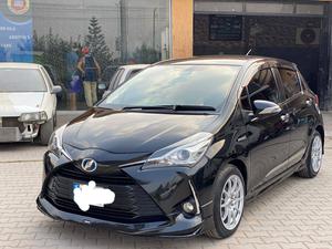 Toyota Vitz Hybrid U 1.5 2017 for Sale in Peshawar