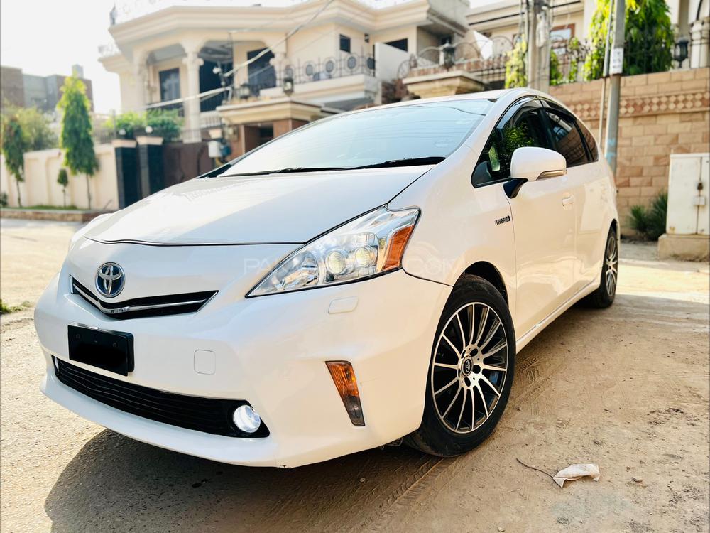 Toyota Prius Alpha 2013 for Sale in Faisalabad Image-1