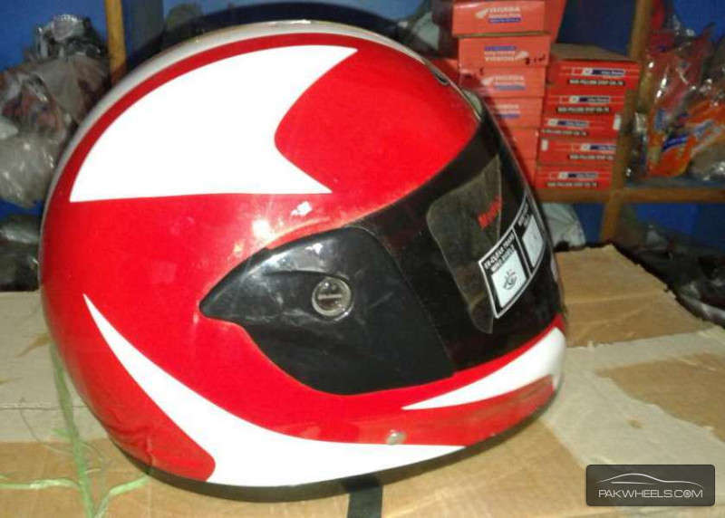Helmet in Red and white sports look for sale Image-1