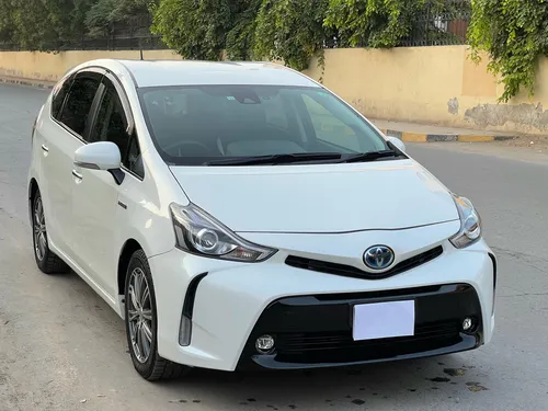 Toyota Prius Alpha G 2018