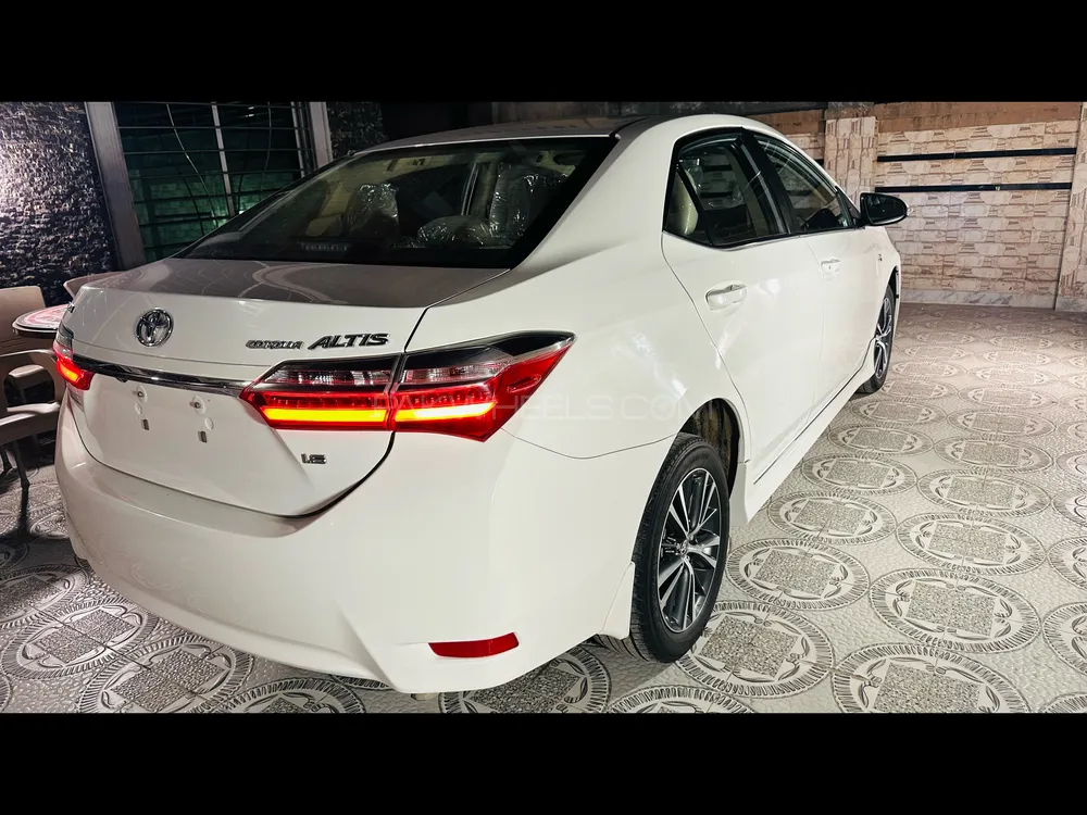 Toyota Corolla 2017 for Sale in Peshawar Image-1