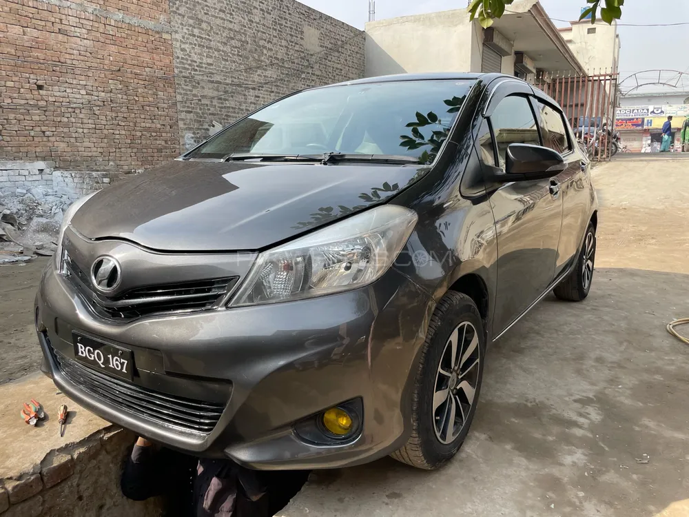 Toyota Vitz 2013 for Sale in Layyah Image-1
