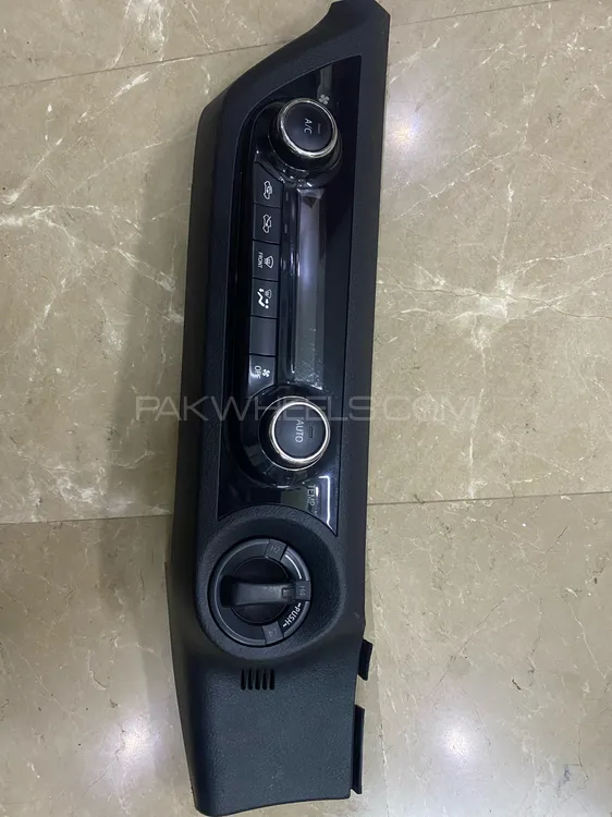 toyota revo climate control  Image-1