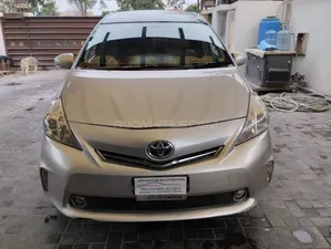Toyota Prius Alpha S 2013 for Sale