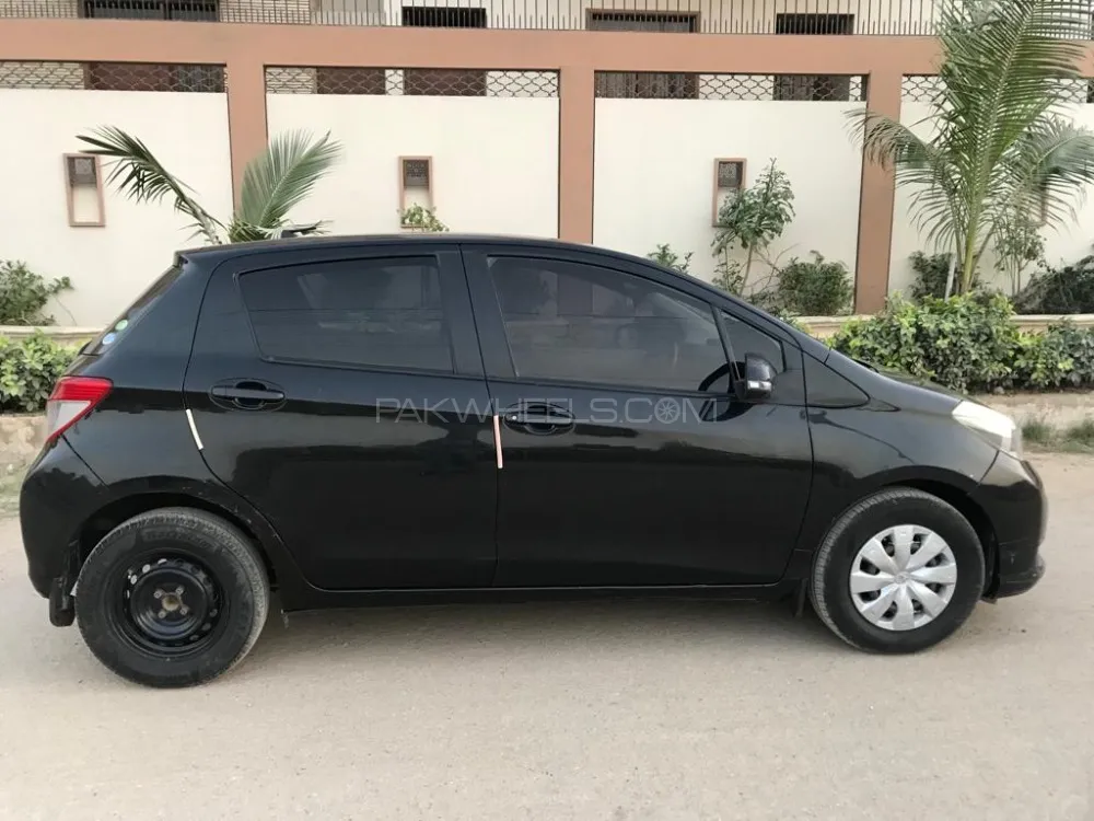 Toyota Vitz 2013 for Sale in Karachi Image-1