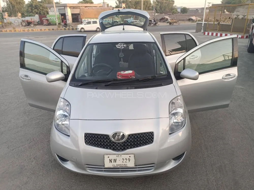 Toyota Vitz 2005 for Sale in Chiniot Image-1