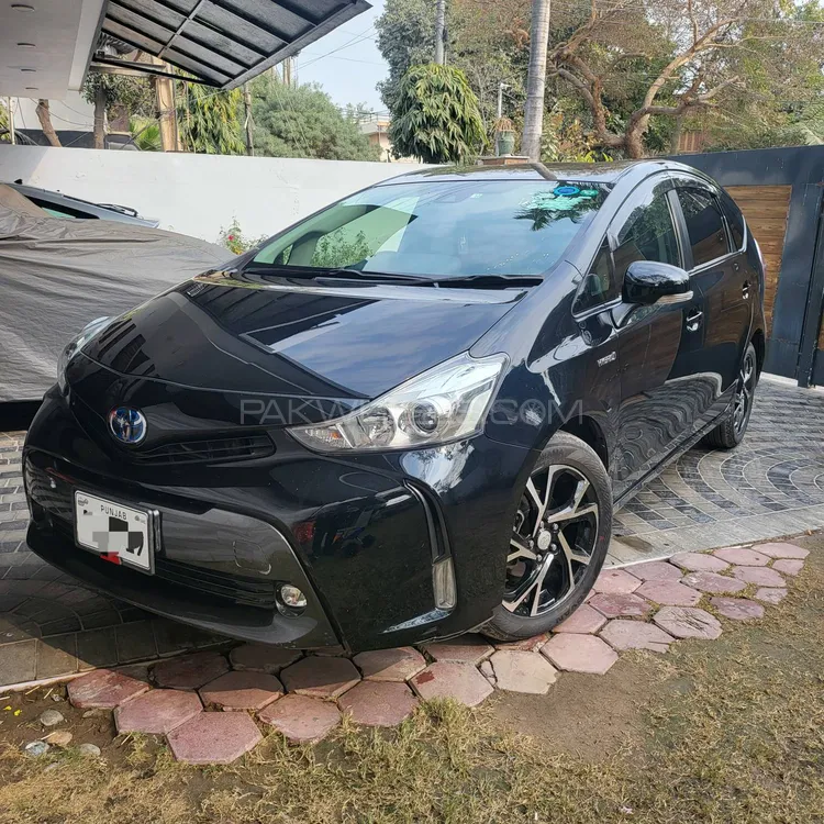 Toyota Prius Alpha 2018 for Sale in Lahore Image-1