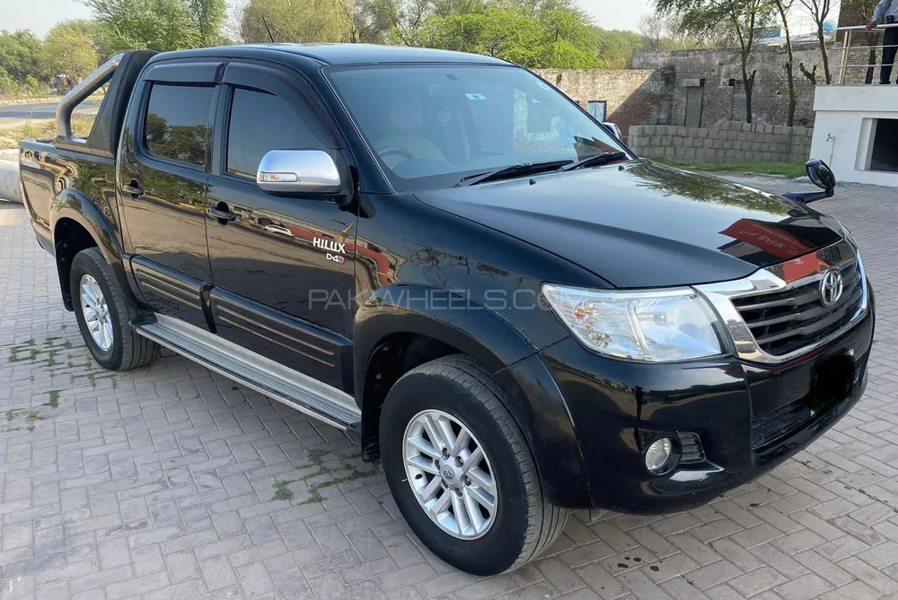 Toyota Hilux 2015 for Sale in Kharian Image-1