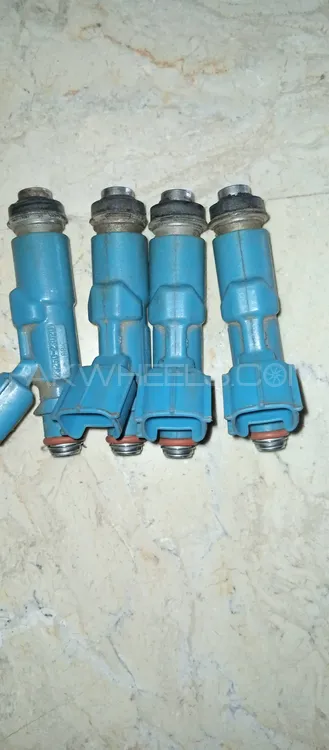 Toyota vitz fuel Injector Image-1
