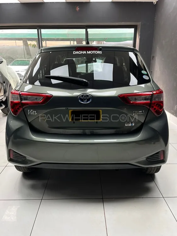 Toyota Vitz 2017 for Sale in Karachi Image-1