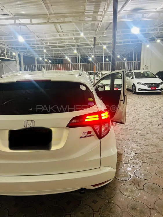 Honda Vezel 2017 for Sale in Peshawar Image-1