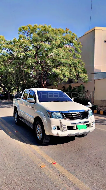Toyota Hilux 2015 for Sale in Karachi Image-1