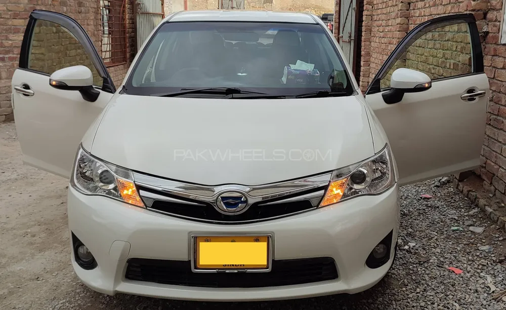 Toyota Corolla Axio 2013 for Sale in Quetta Image-1