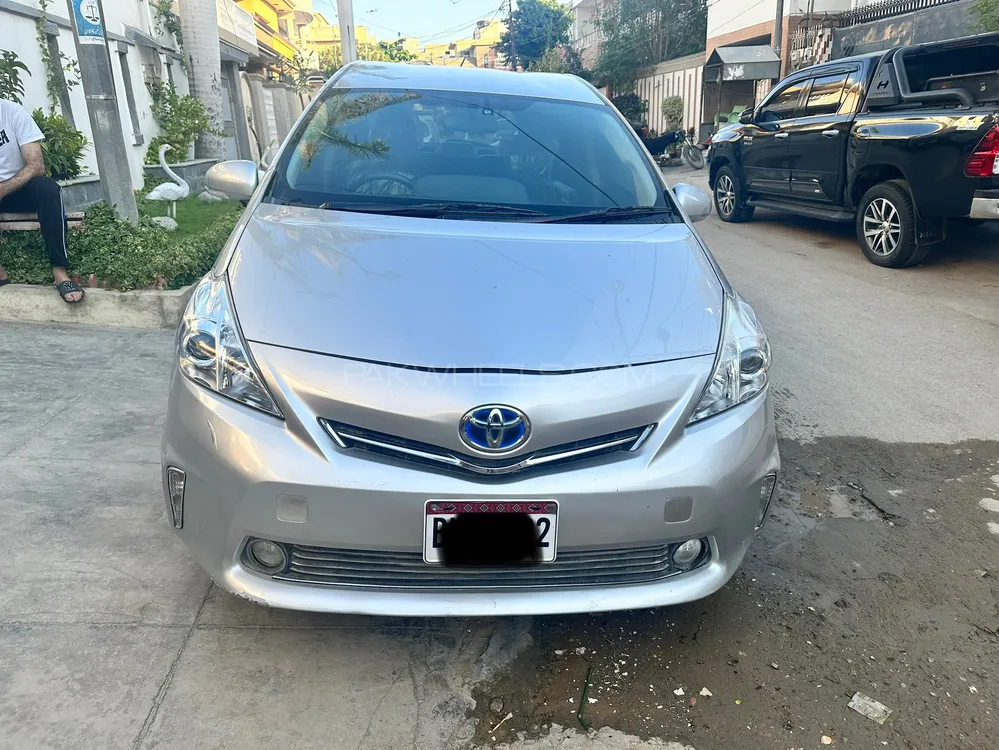 Toyota Prius Alpha 2013 for Sale in Karachi Image-1
