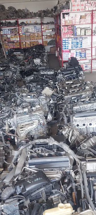 Toyota Prius Honda car kissing engine available Image-1
