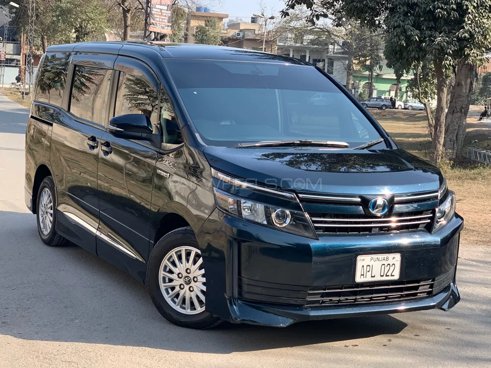 Toyota Voxy 2015 for Sale in Lahore Image-1