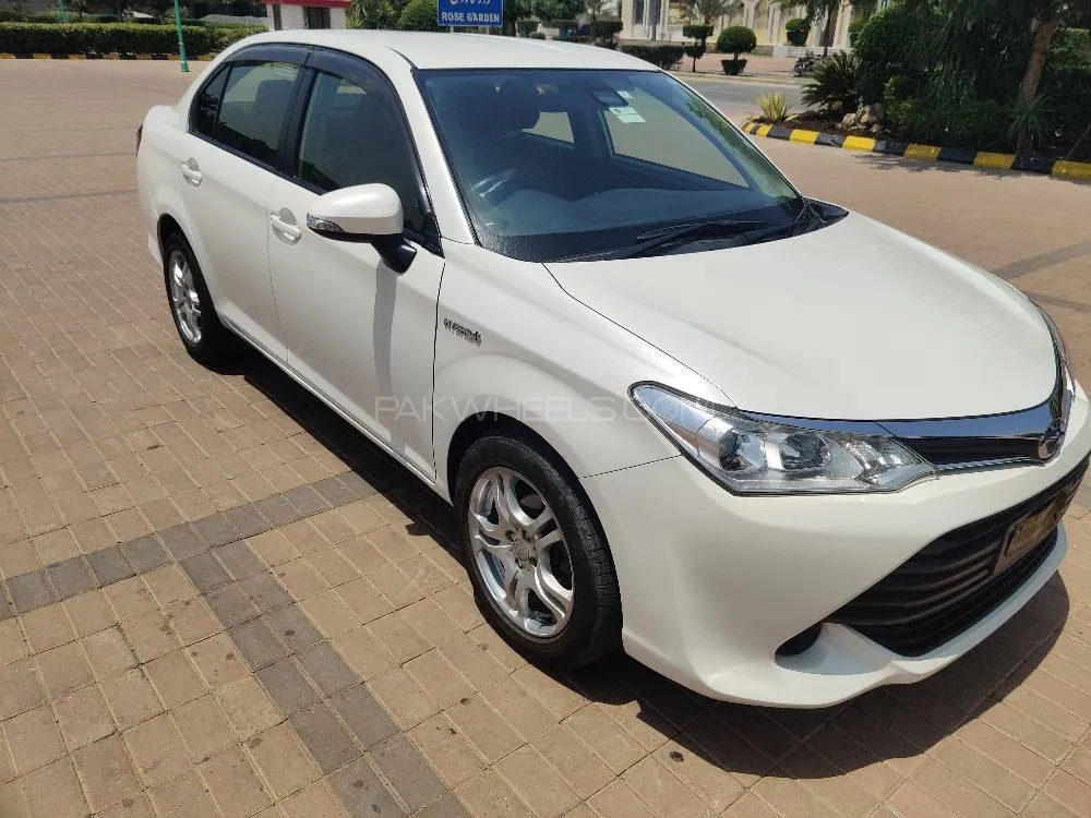 Toyota Corolla Axio 2015 for Sale in Karachi Image-1
