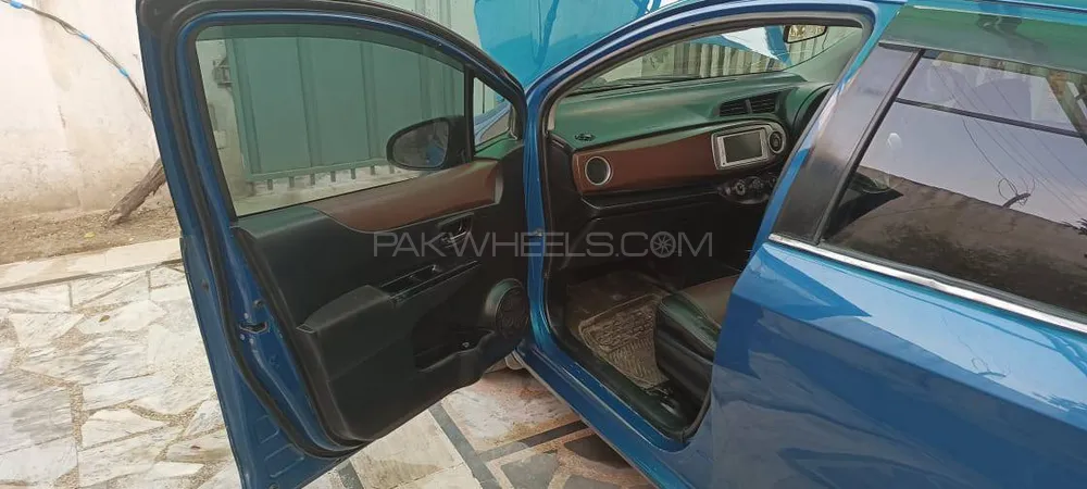 Toyota Vitz 2011 for Sale in Mardan Image-1