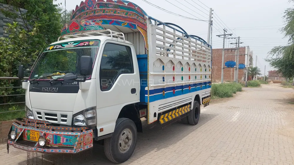 Isuzu NKR 2019 for Sale in Faisalabad Image-1