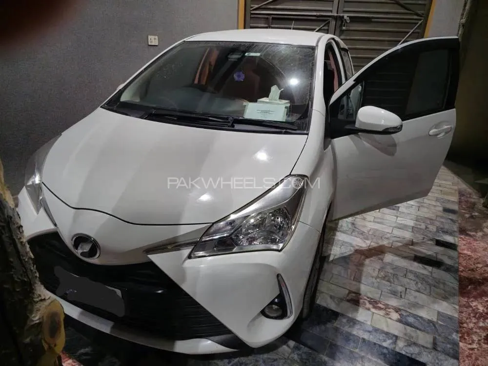 Toyota Vitz 2017 for Sale in Peshawar Image-1
