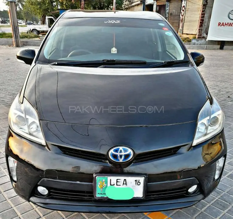 Toyota Prius Alpha 2012 for Sale in Gujranwala Image-1