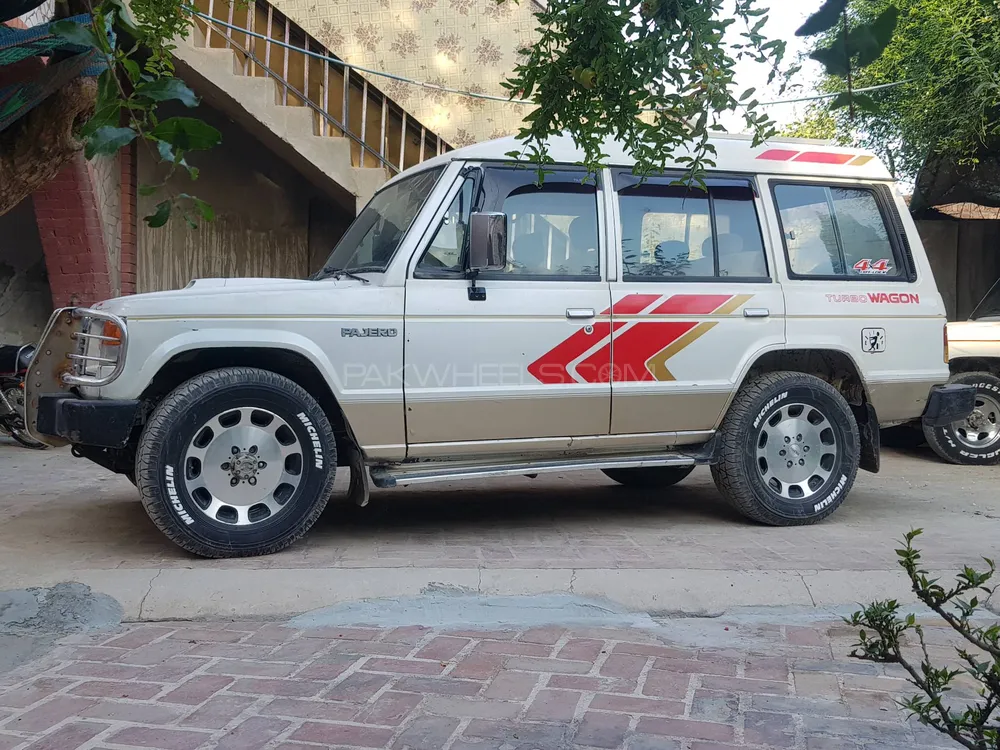 Mitsubishi Pajero 1988 for Sale in Peshawar Image-1