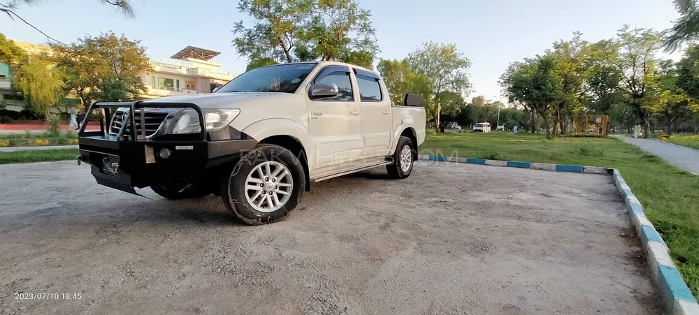 Toyota Hilux 2014 for Sale in Hyderabad Image-1
