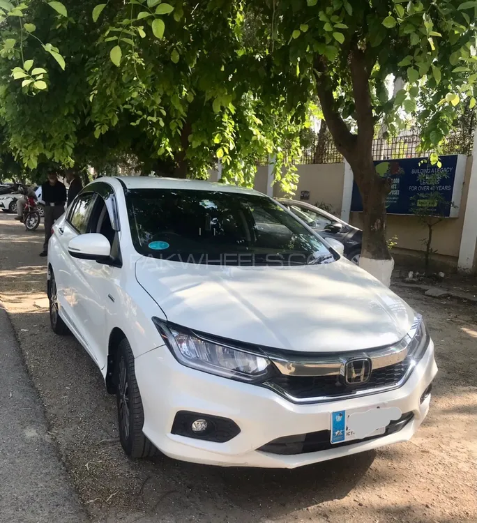 Honda Grace Hybrid 2018 for Sale in Islamabad Image-1
