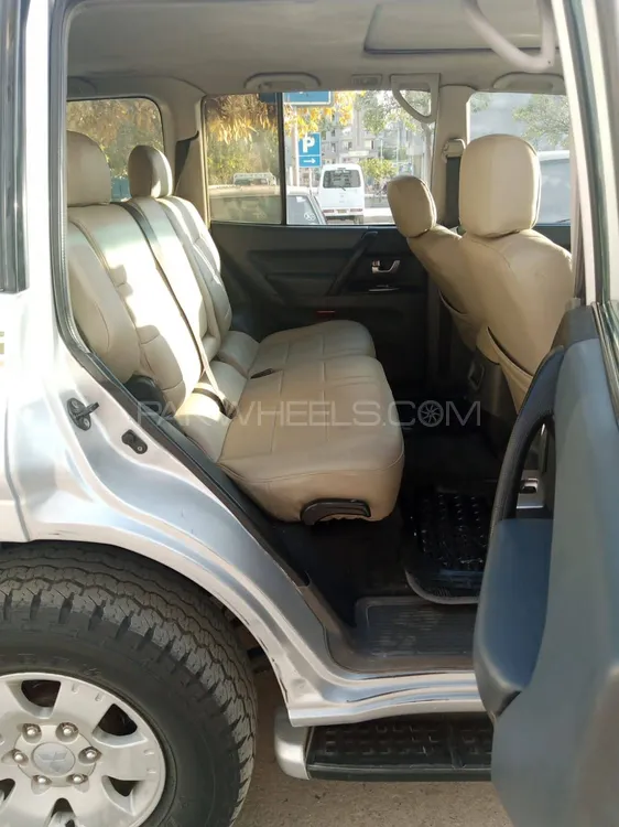 Mitsubishi Pajero 2004 for Sale in Islamabad Image-1
