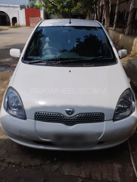 Toyota Vitz 2000 for Sale in Mardan Image-1