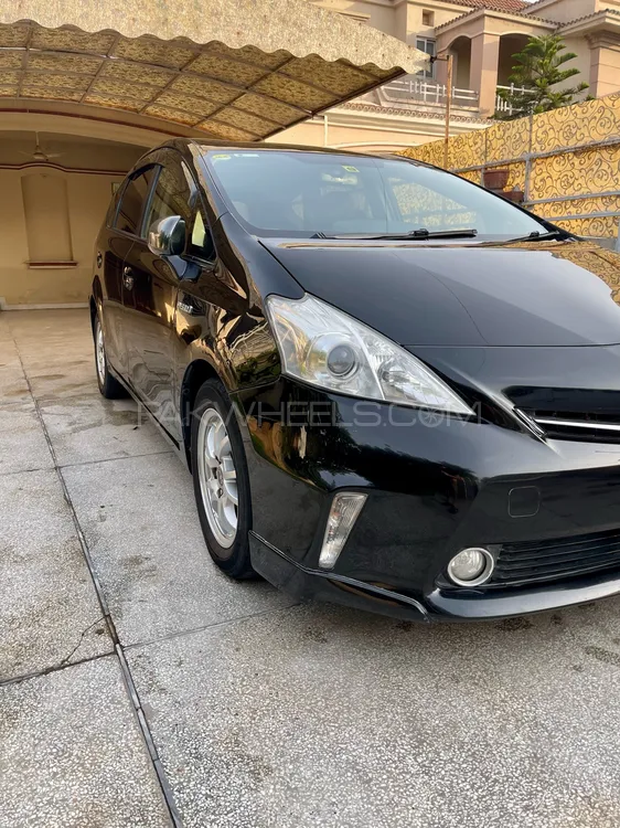 Toyota Prius Alpha 2012 for Sale in Lahore Image-1