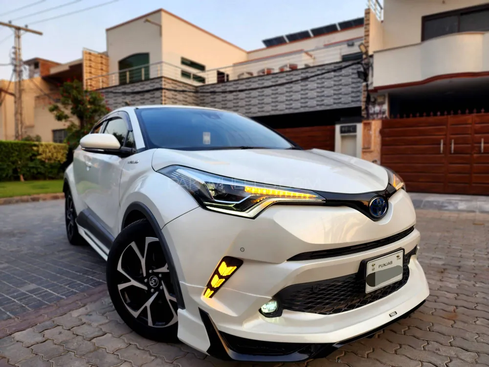 Toyota C-HR 2018 for Sale in Islamabad Image-1