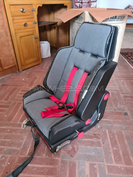 BABY CAR SEAT. MADE IN USA. WITH RETRACTABLE BACK Image-1