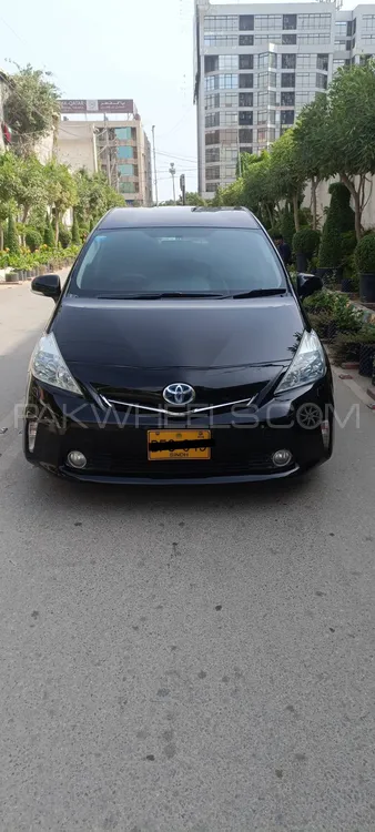 Toyota Prius Alpha 2012 for Sale in Karachi Image-1
