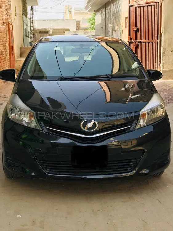 Toyota Vitz 2011 for Sale in Burewala Image-1