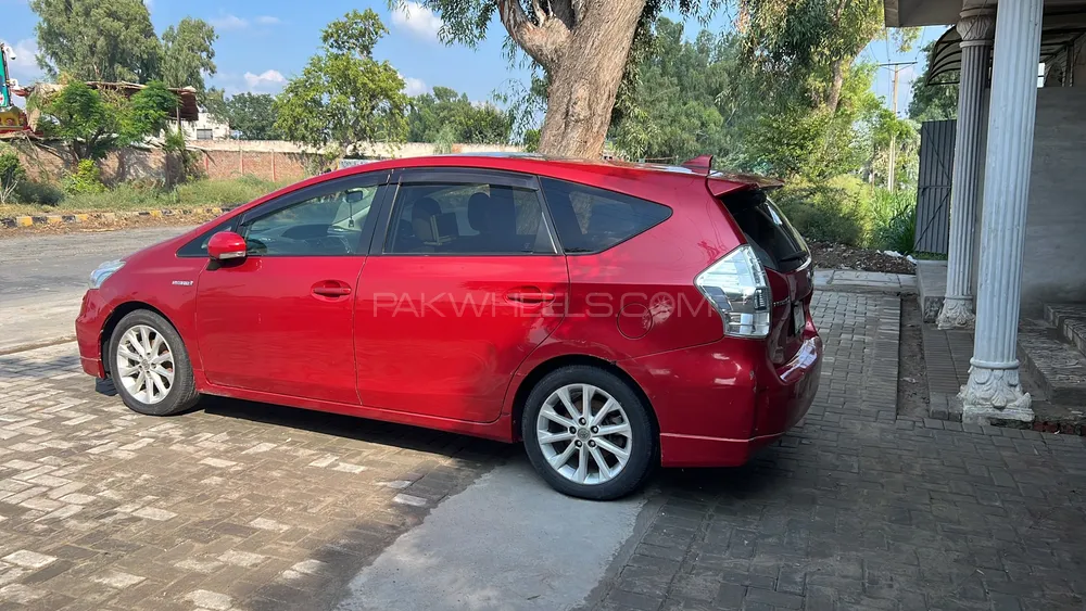 Toyota Prius Alpha 2012 for Sale in Faisalabad Image-1