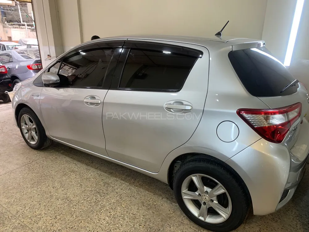 Toyota Vitz 2017 for Sale in Karachi Image-1