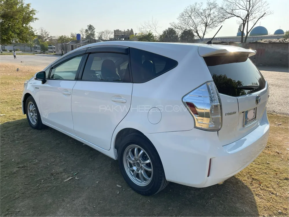 Toyota Prius Alpha 2013 for Sale in Islamabad Image-1