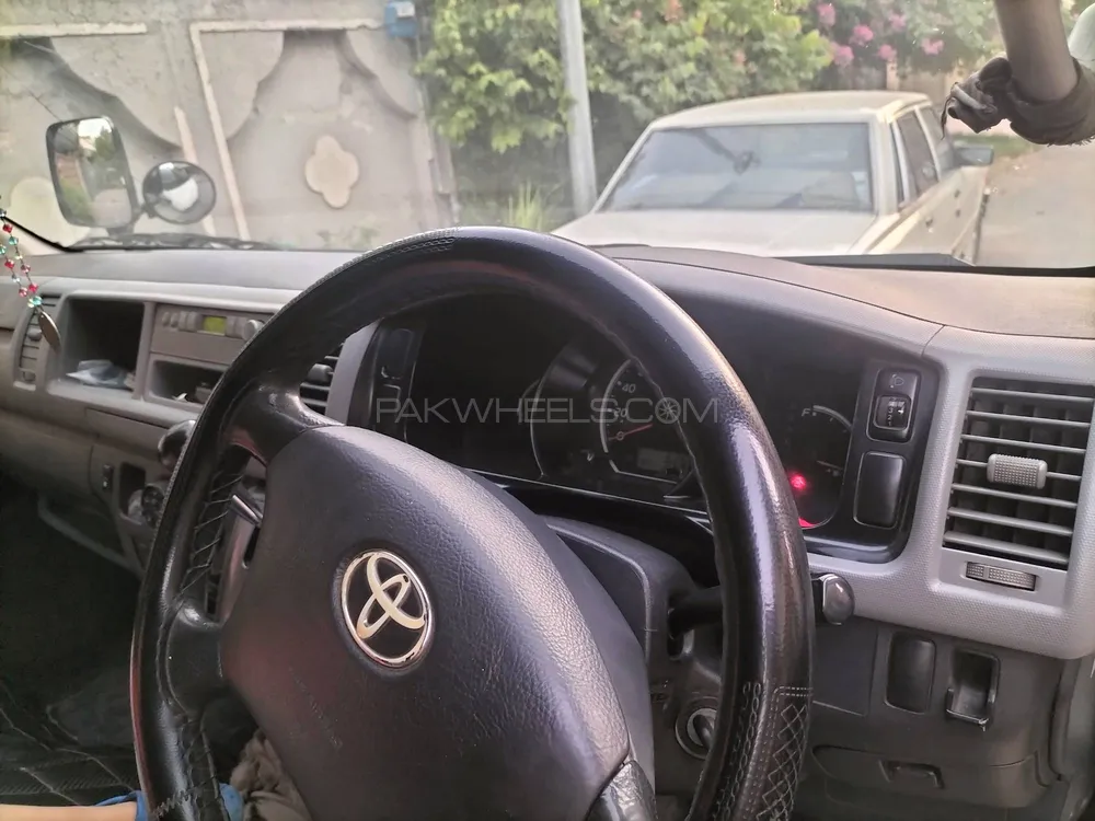 Toyota Hiace 2010 for Sale in Islamabad Image-1