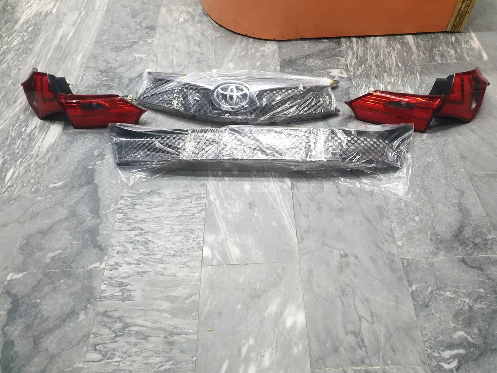 Toyota corolla lava tail light and front grill for sale Image-1