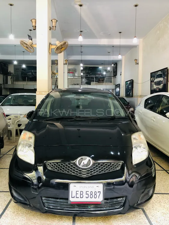 Toyota Vitz 2010 for Sale in Lahore Image-1
