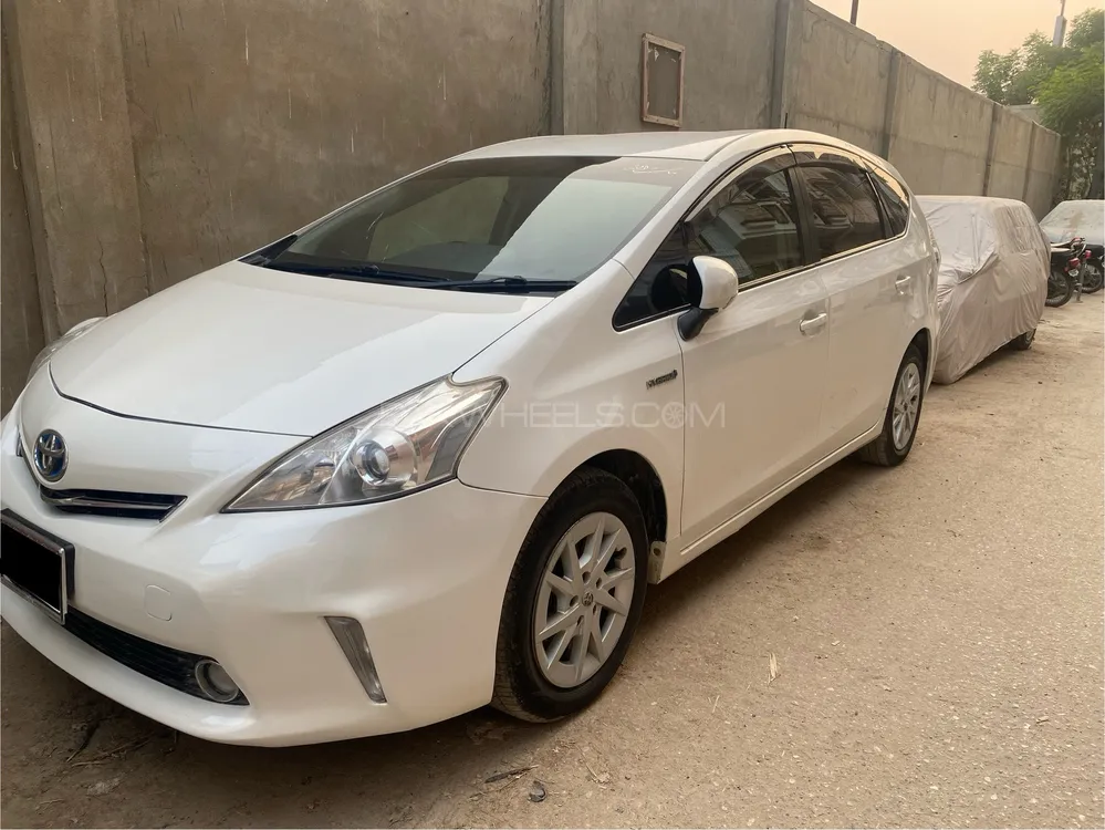 Toyota Prius Alpha 2012 for Sale in Karachi Image-1