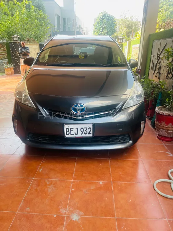Toyota Prius Alpha 2012 for Sale in Lahore Image-1