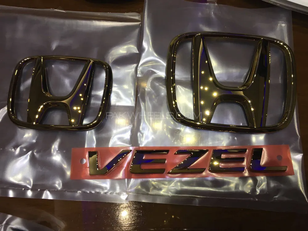 Honda Vezel Gold emblems Image-1